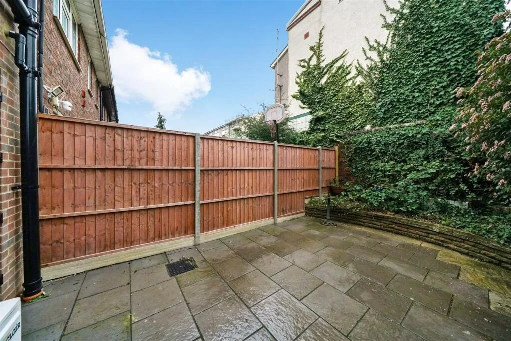 2 bedroom house for rent