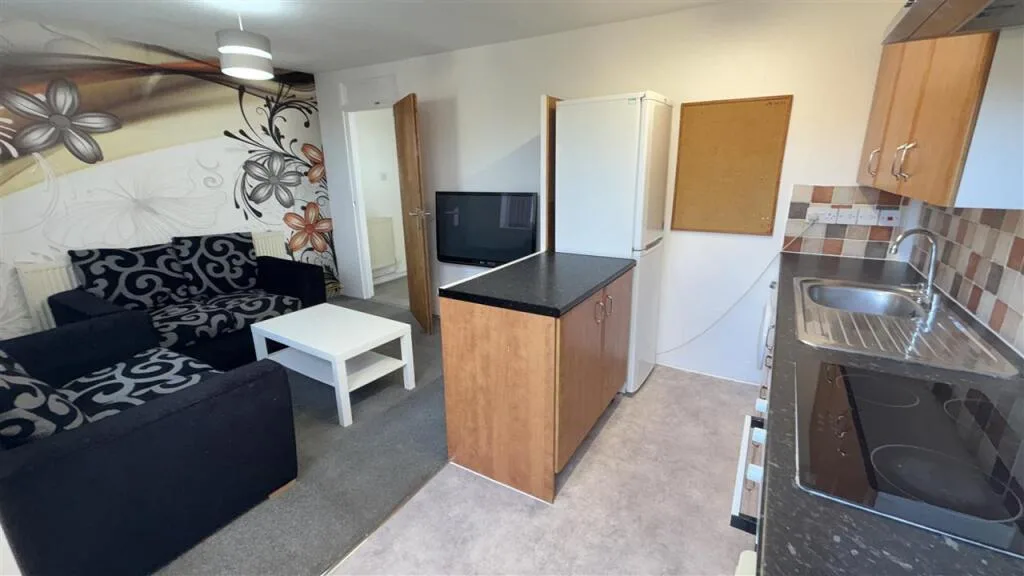 3 bedroom maisonette for rent
