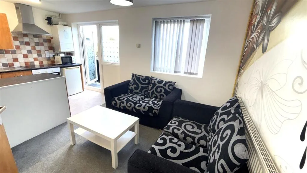 3 bedroom maisonette for rent