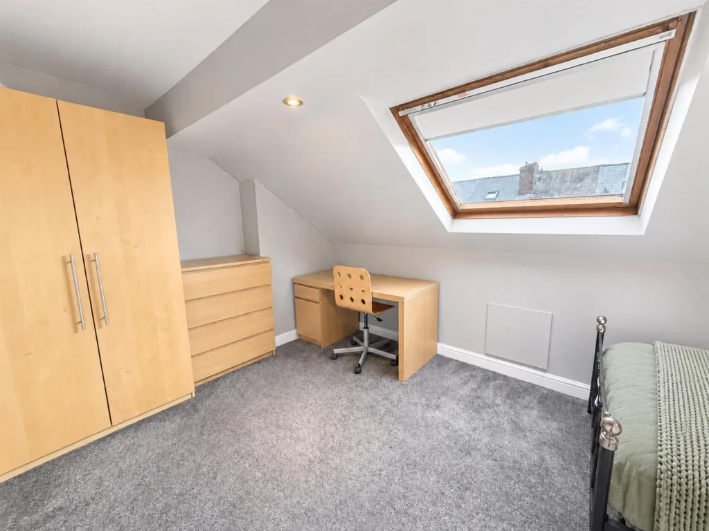 6 bedroom terraced house for rent