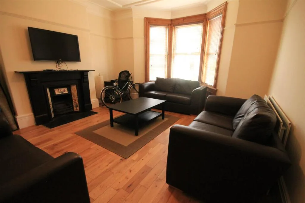8 bedroom terraced house for rent