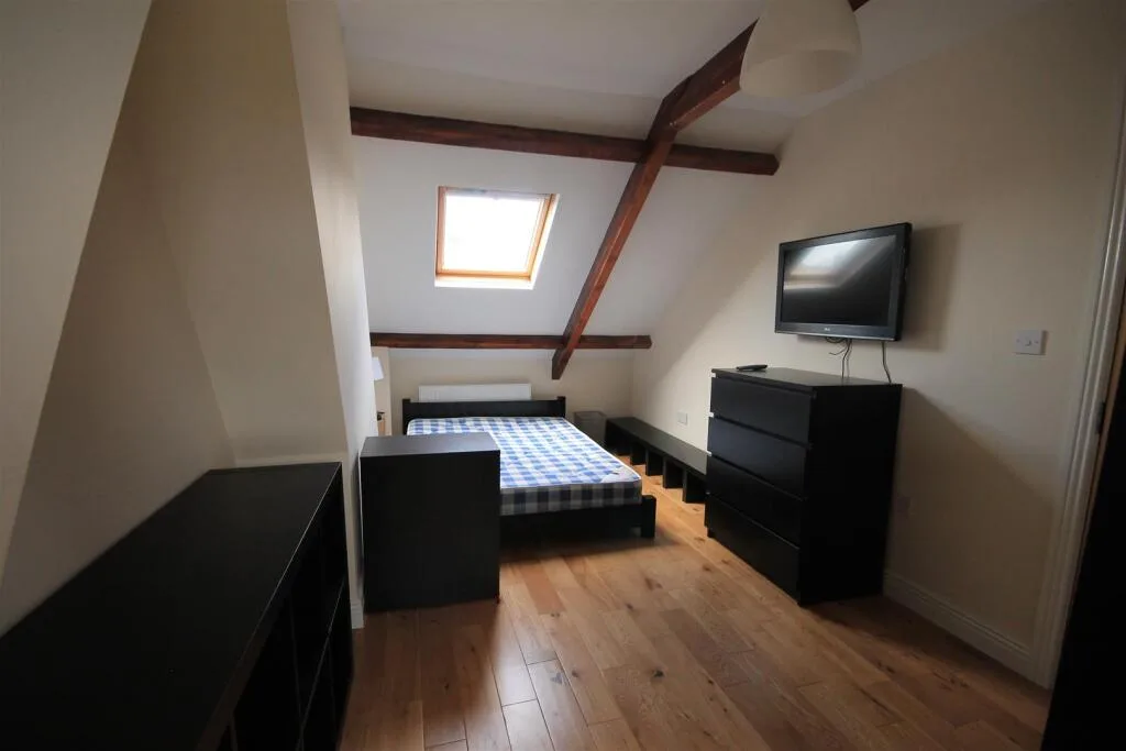 8 bedroom terraced house for rent