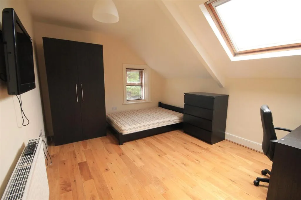 8 bedroom terraced house for rent