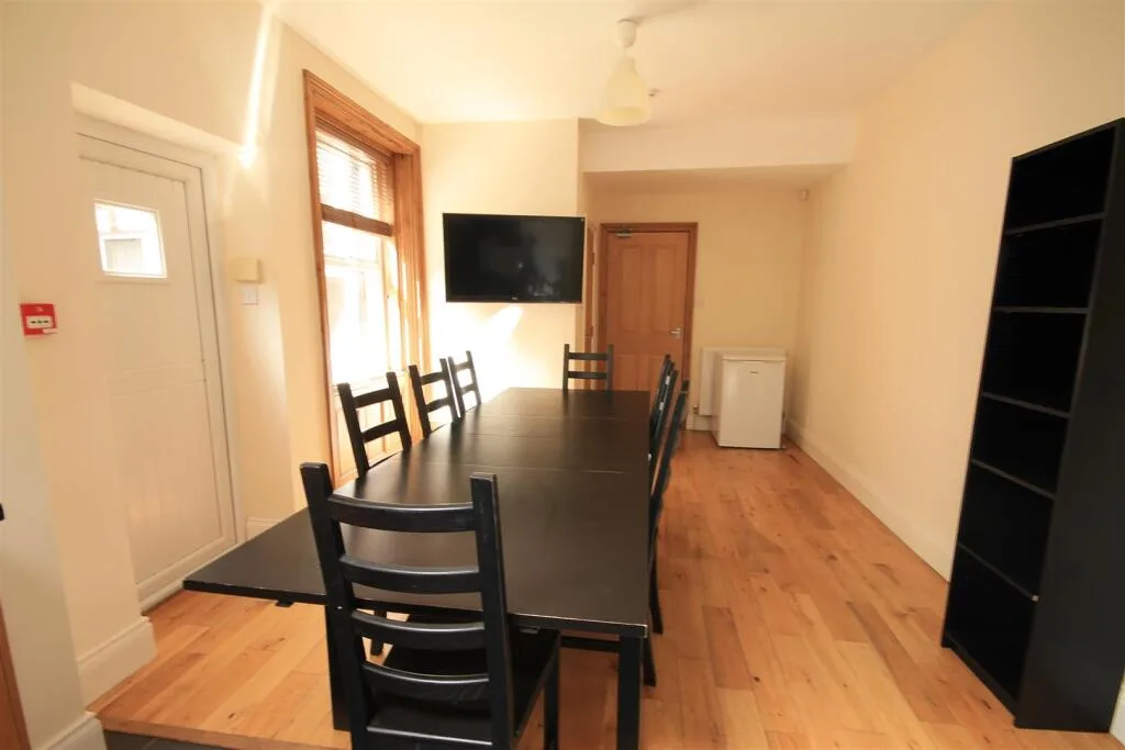 8 bedroom terraced house for rent
