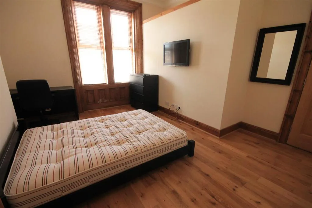 8 bedroom terraced house for rent