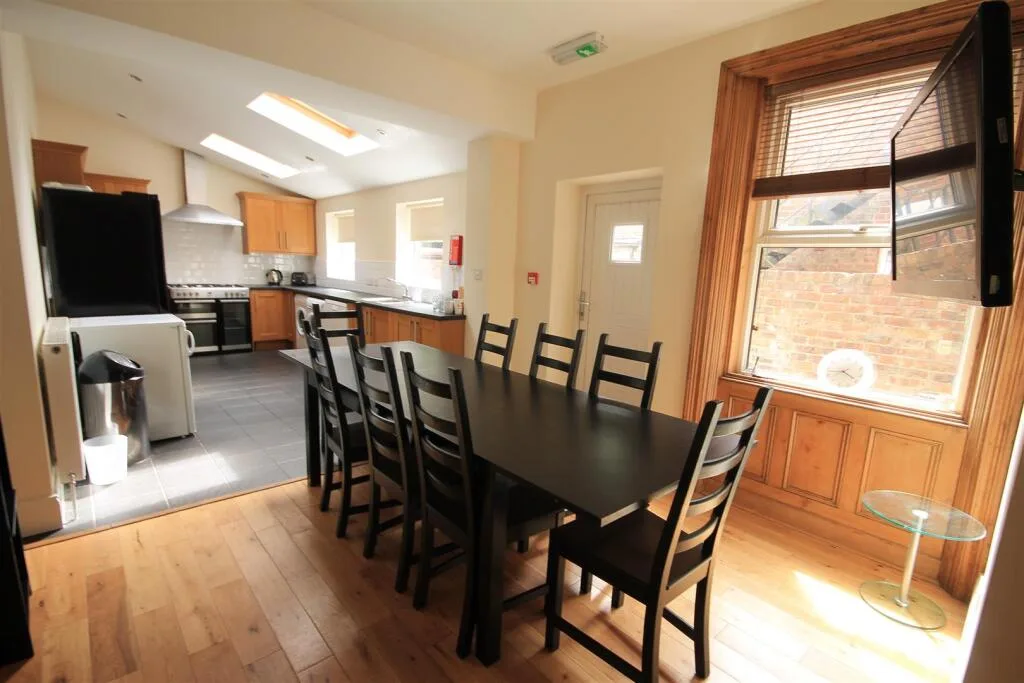 8 bedroom terraced house for rent
