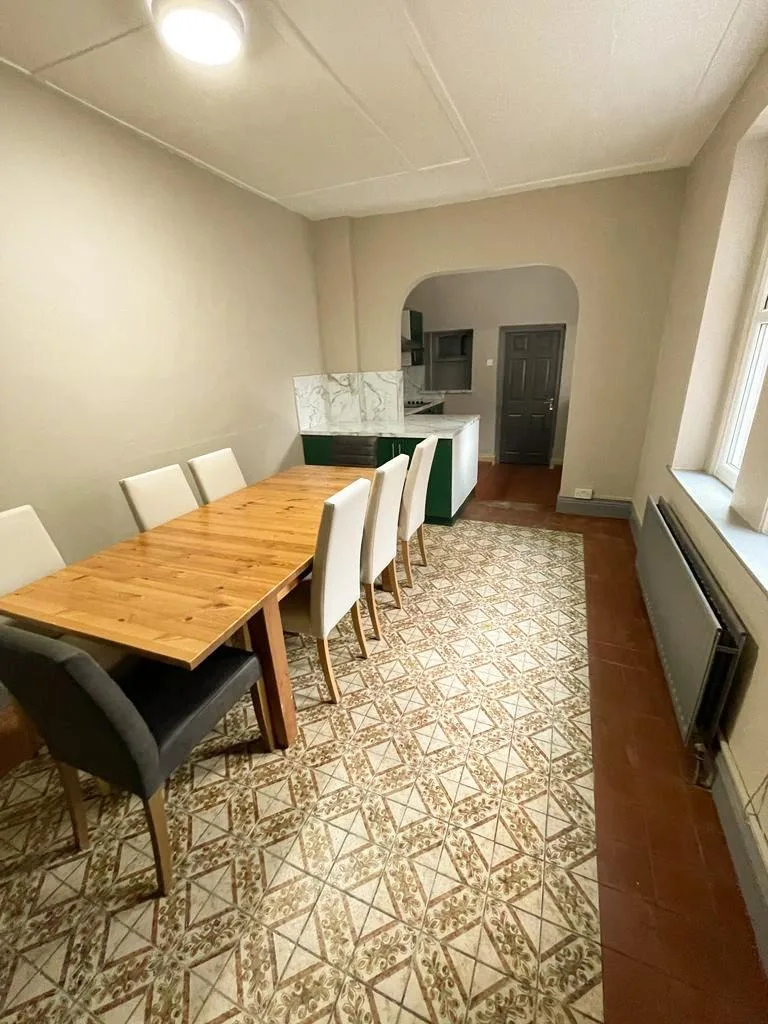 8 bedroom terraced house for rent