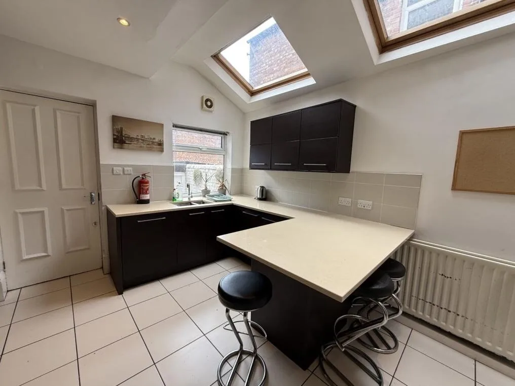 8 bedroom terraced house for rent