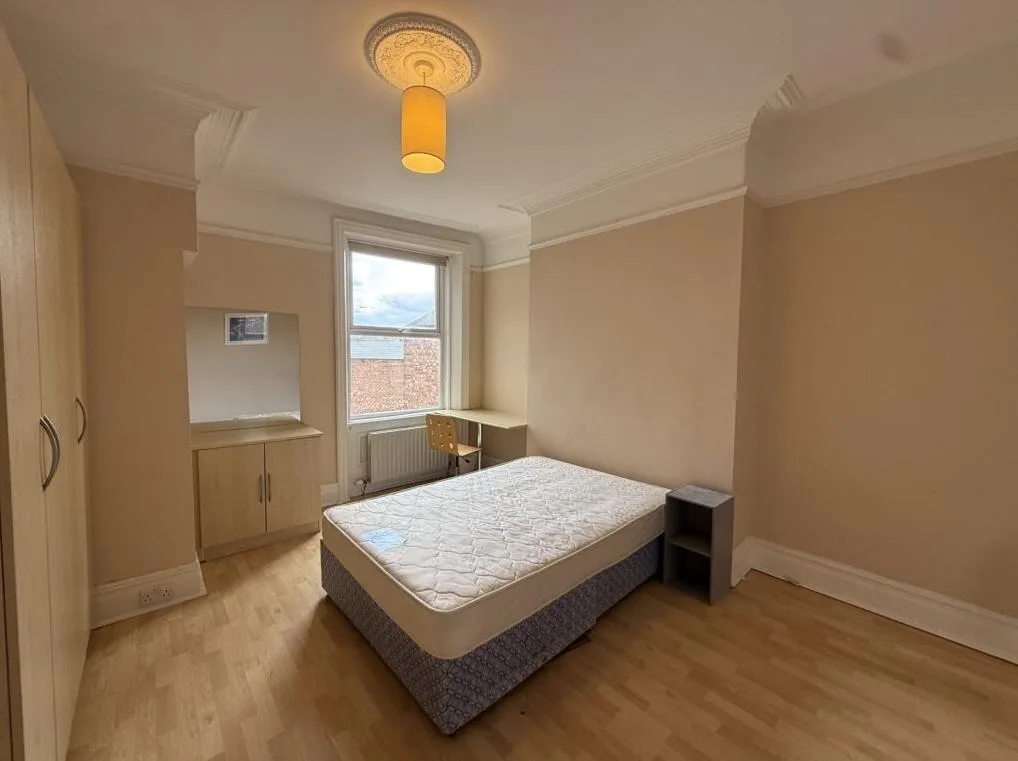 8 bedroom terraced house for rent