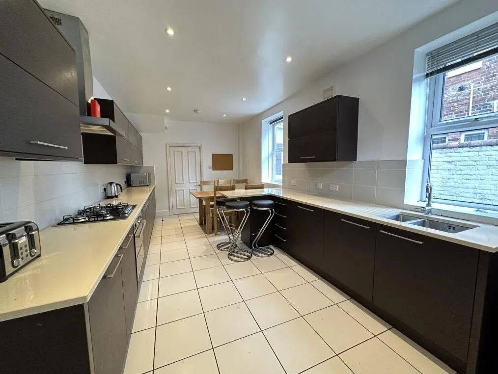 8 bedroom terraced house for rent