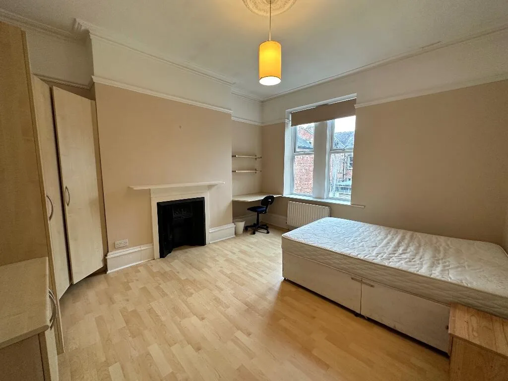 8 bedroom terraced house for rent