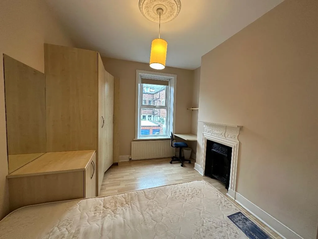 8 bedroom terraced house for rent
