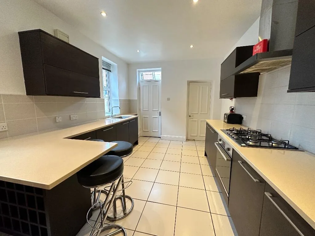 8 bedroom terraced house for rent