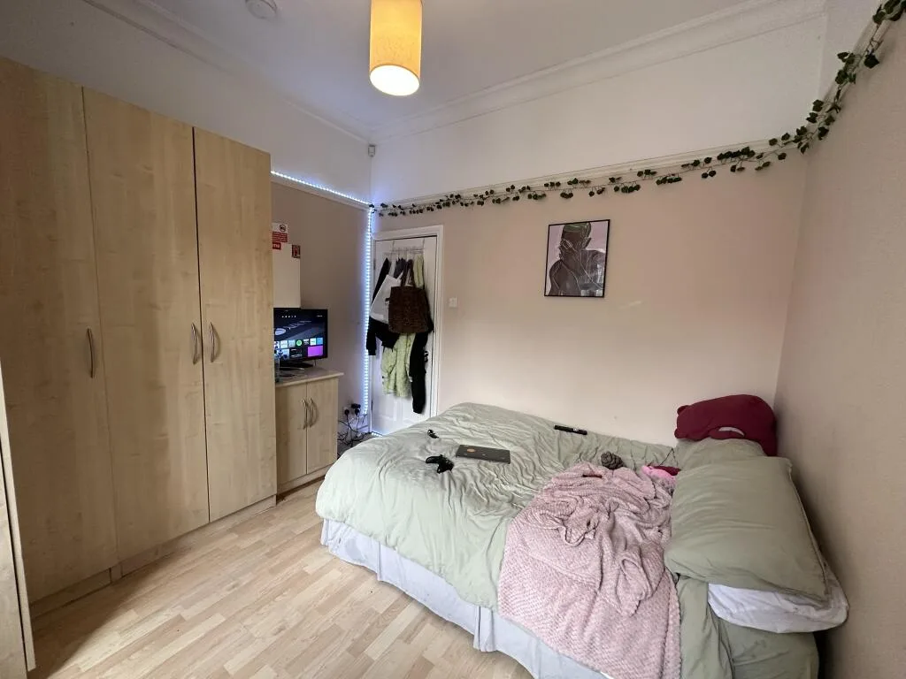 8 bedroom terraced house for rent