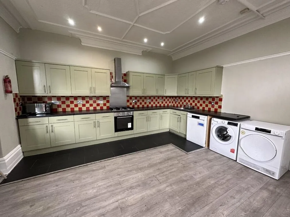 8 bedroom terraced house for rent