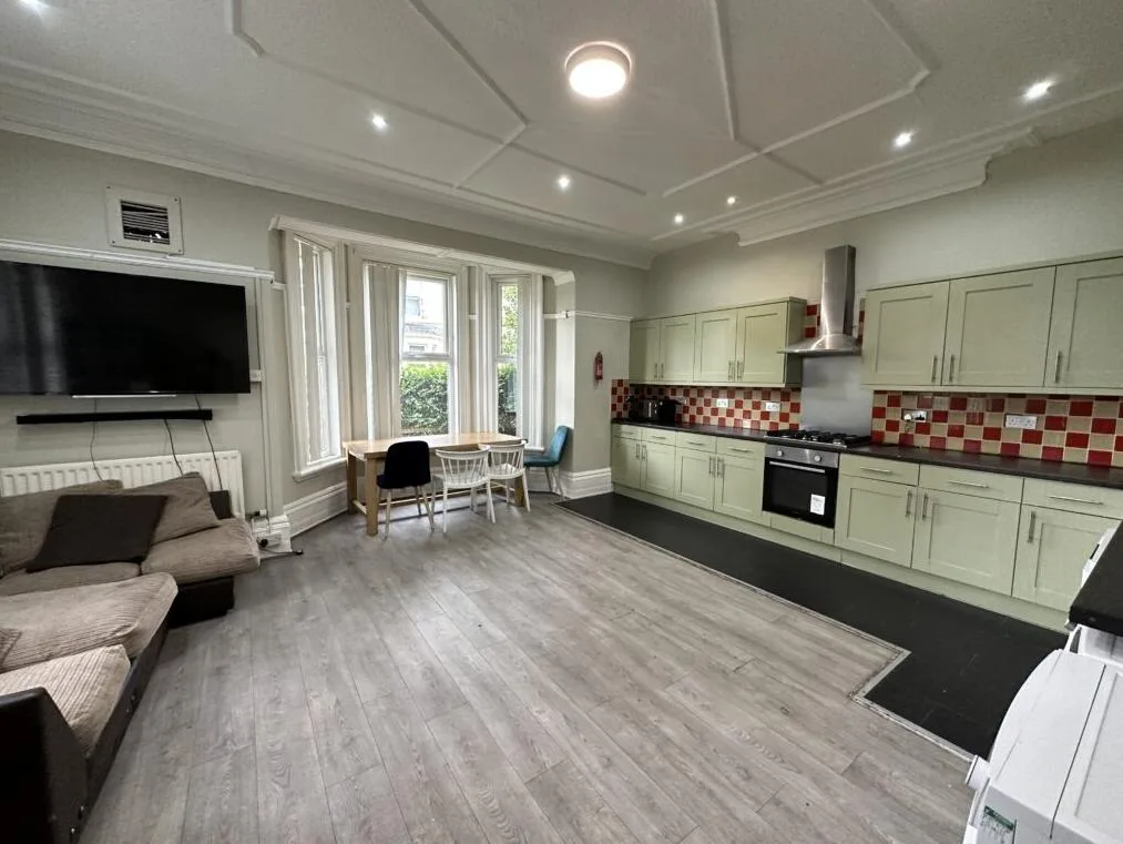 8 bedroom terraced house for rent