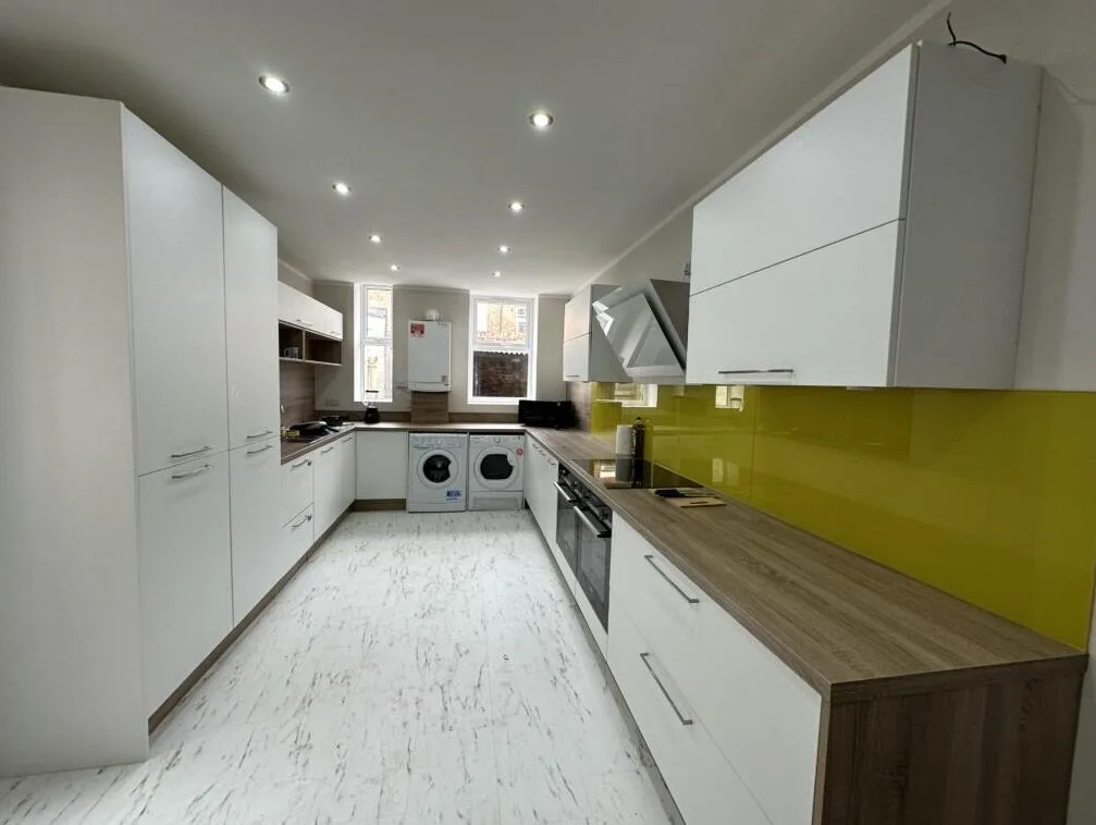8 bedroom terraced house for rent