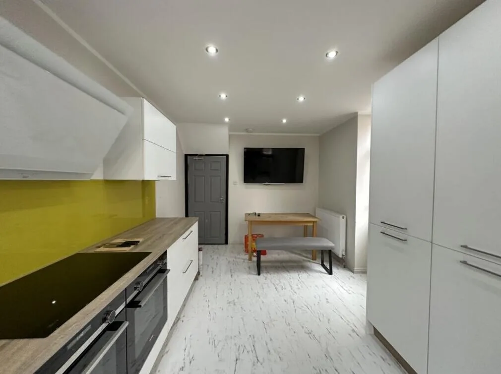 8 bedroom terraced house for rent