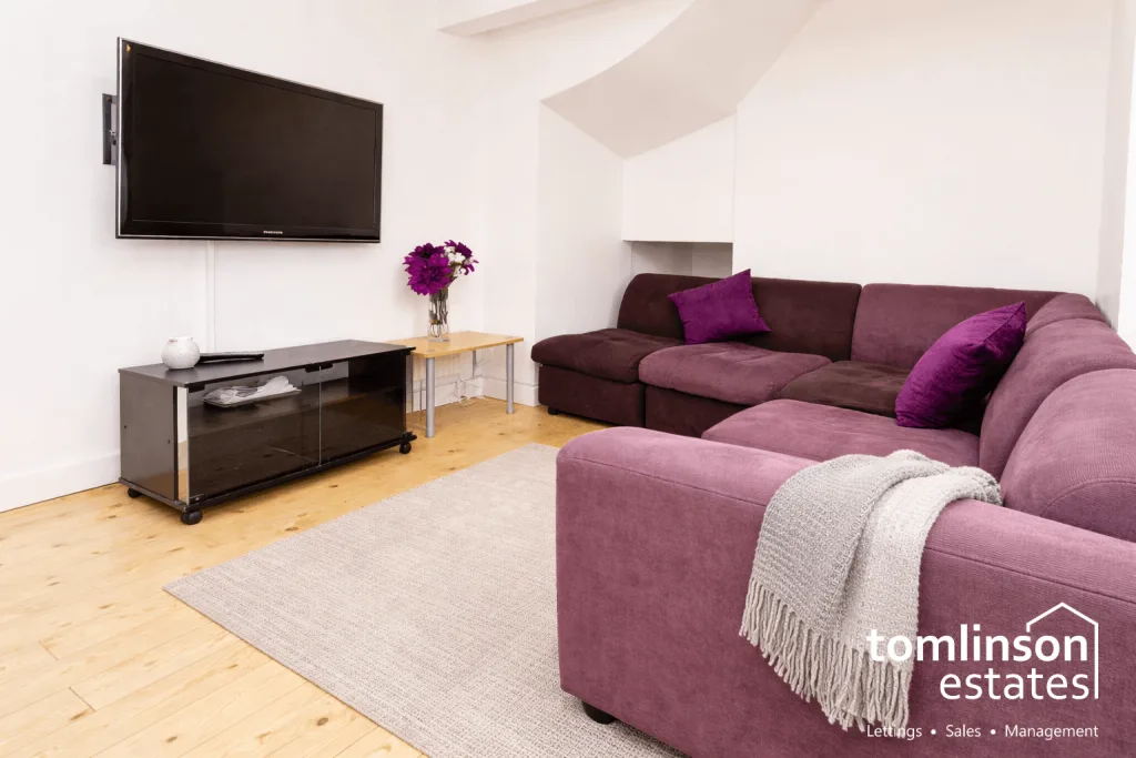 5 bedroom semi-detached house for rent