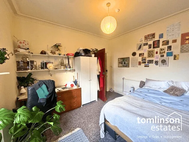 6 bedroom semi-detached house for rent