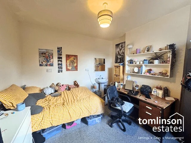 6 bedroom semi-detached house for rent