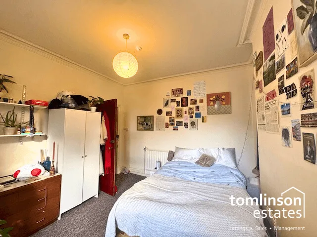 6 bedroom semi-detached house for rent