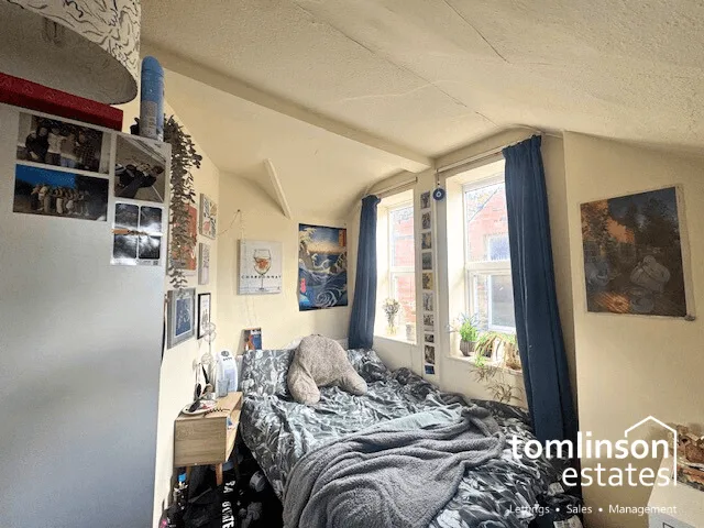 6 bedroom semi-detached house for rent
