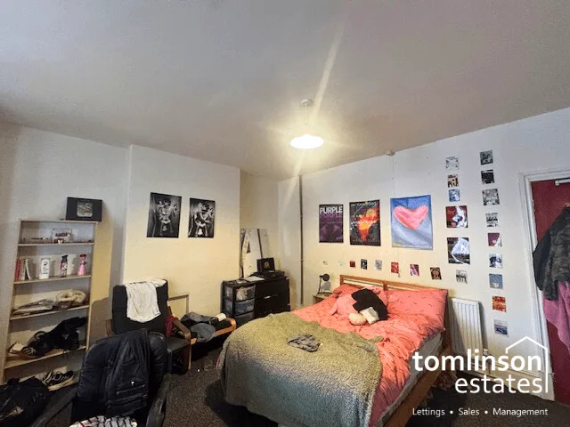6 bedroom semi-detached house for rent