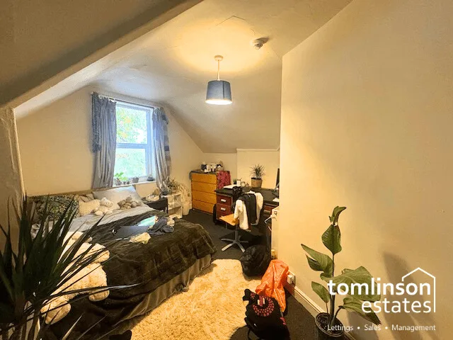 6 bedroom semi-detached house for rent