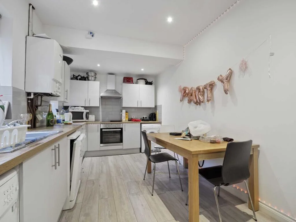 6 bedroom terraced house for rent