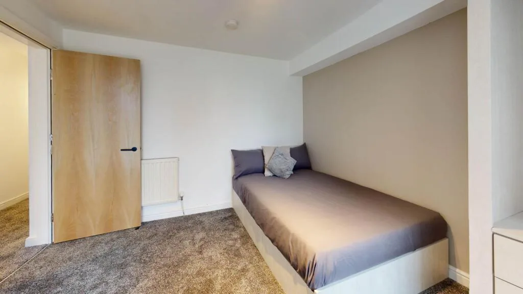 5 bedroom flat for rent