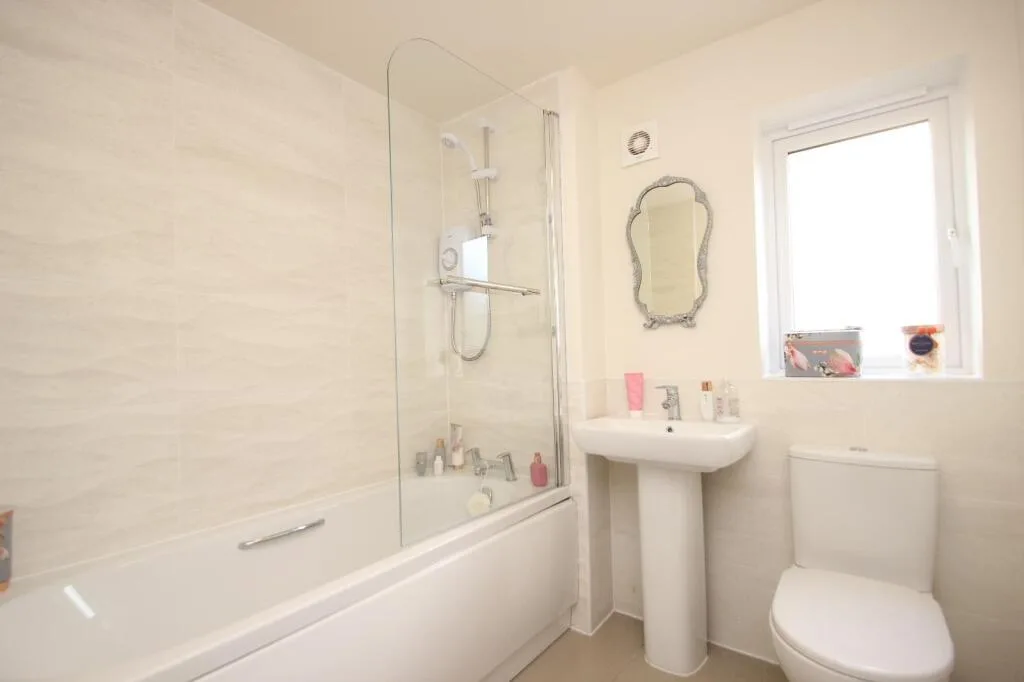3 bedroom semi-detached house for rent