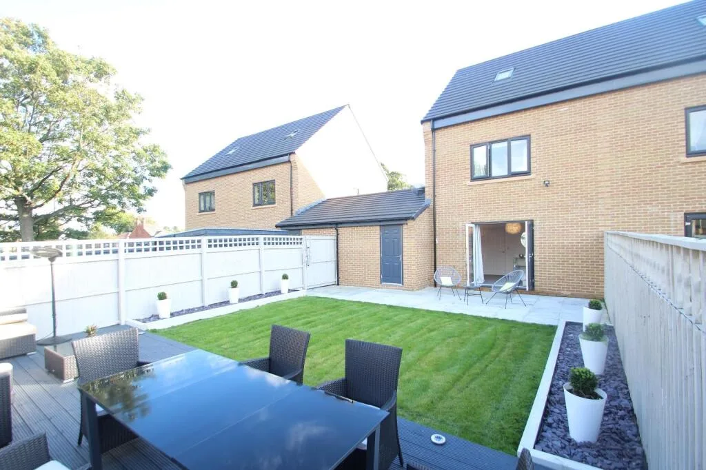 3 bedroom semi-detached house for rent