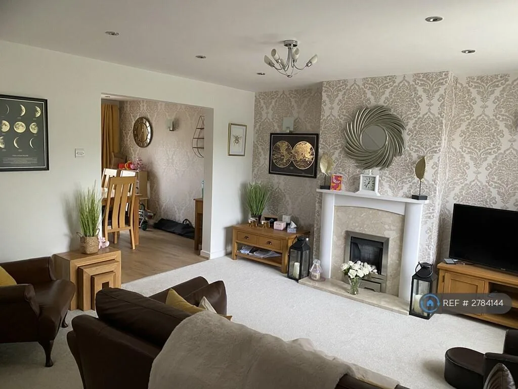 3 bedroom semi-detached house for rent