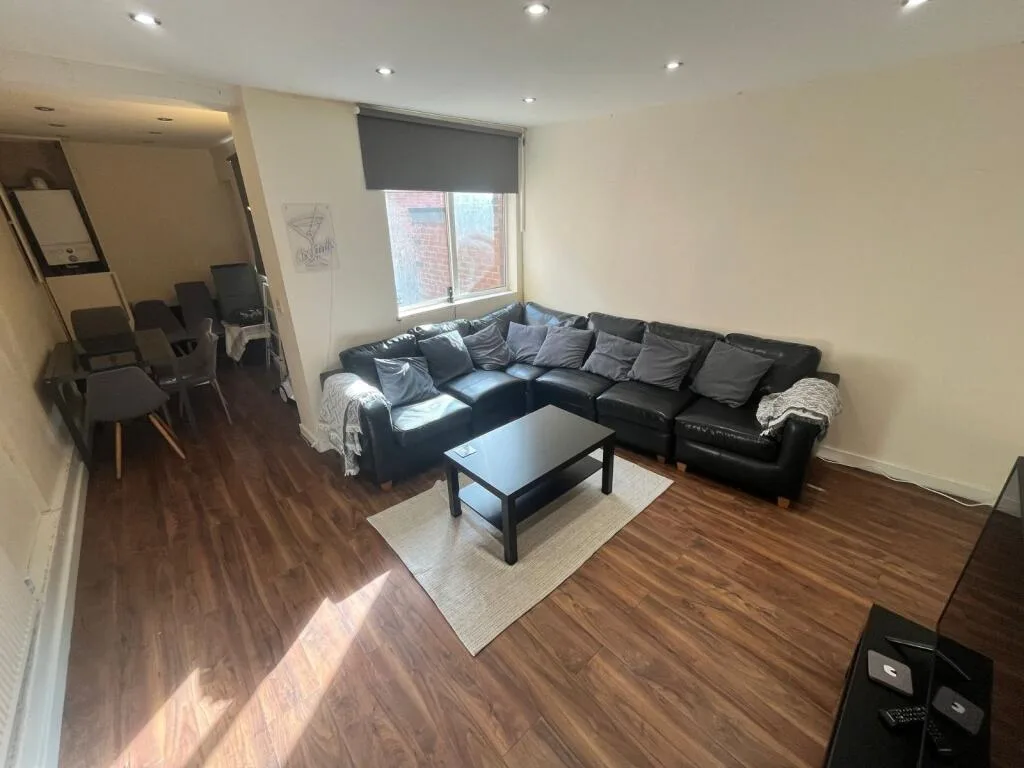 5 bedroom terraced house for rent