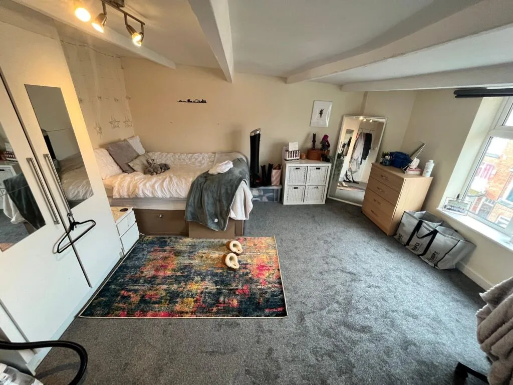 5 bedroom terraced house for rent