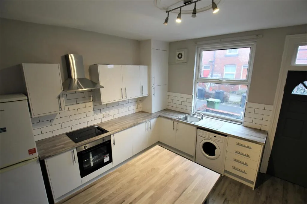 5 bedroom terraced house for rent