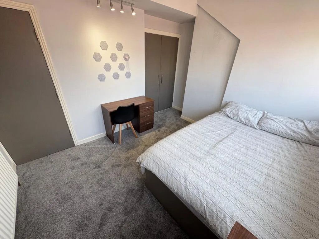 5 bedroom terraced house for rent