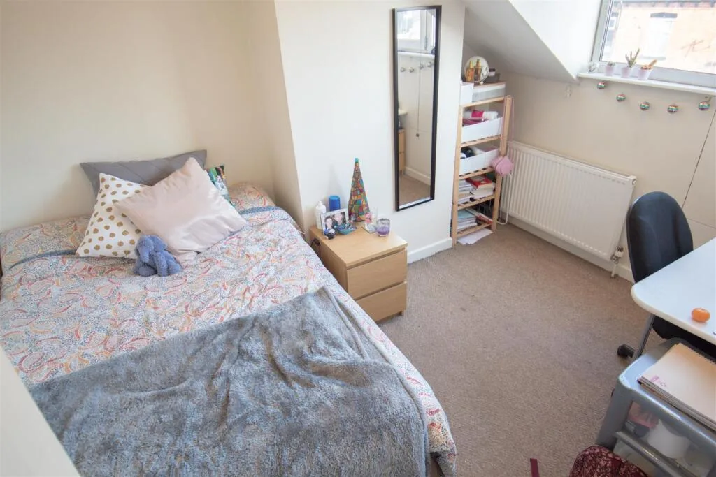 5 bedroom terraced house for rent