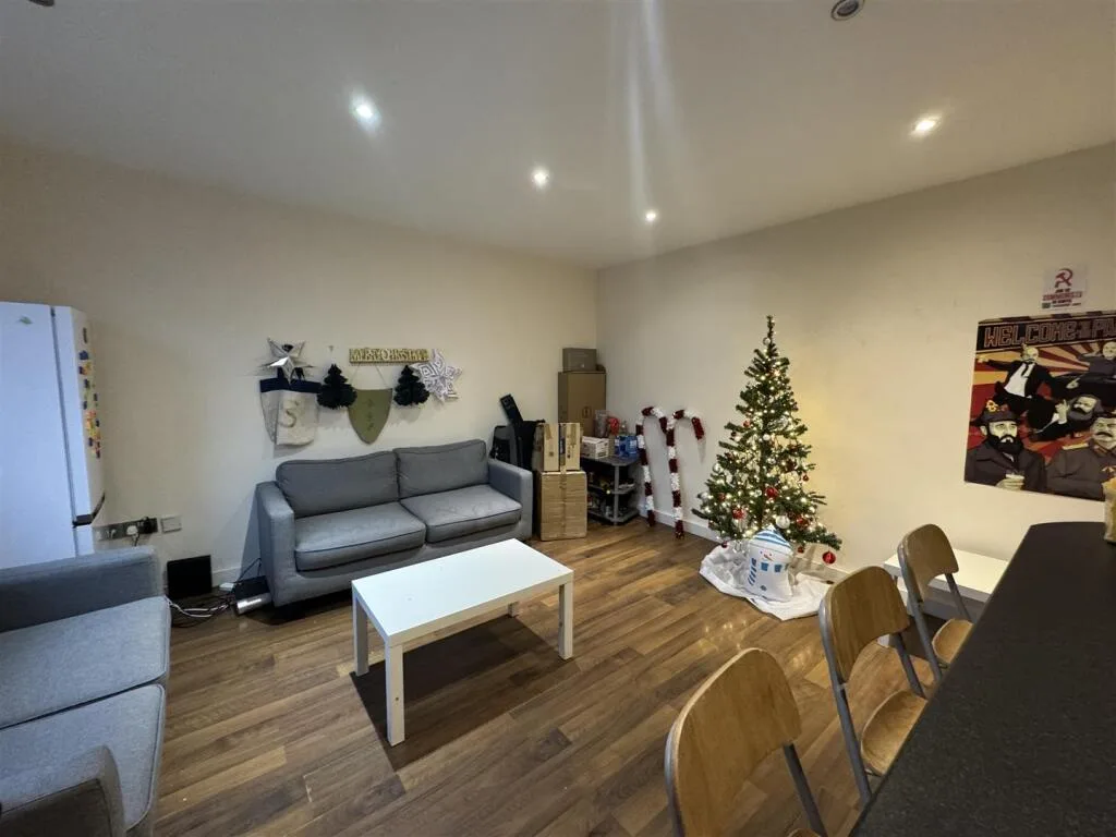 5 bedroom terraced house for rent