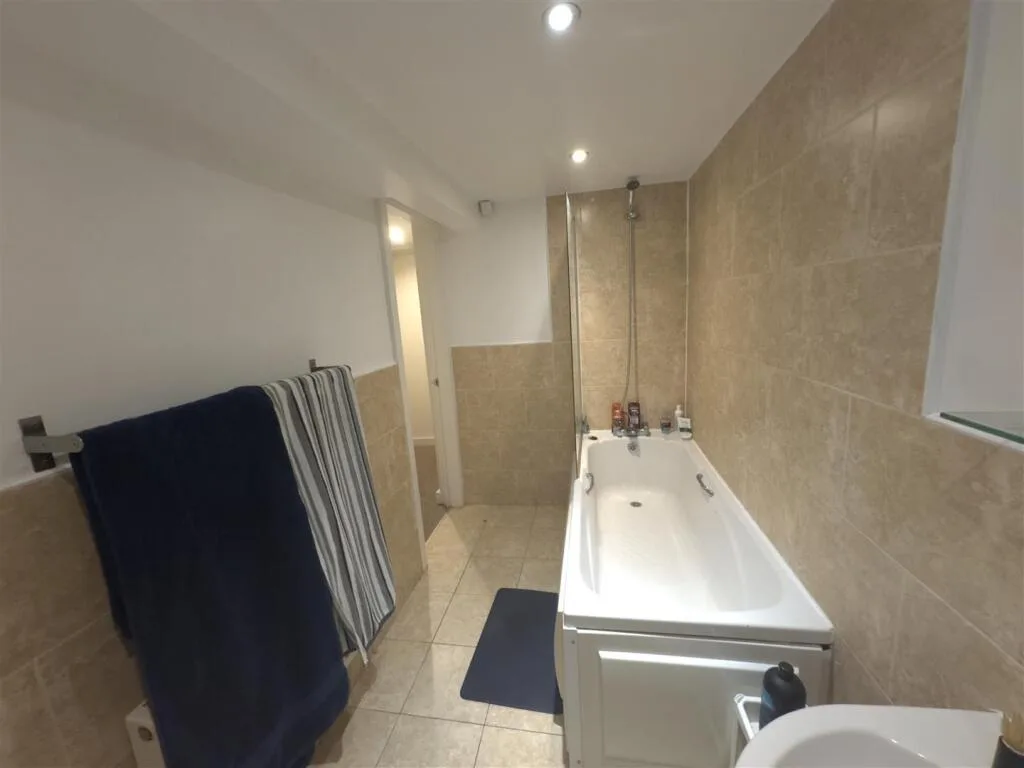 5 bedroom terraced house for rent