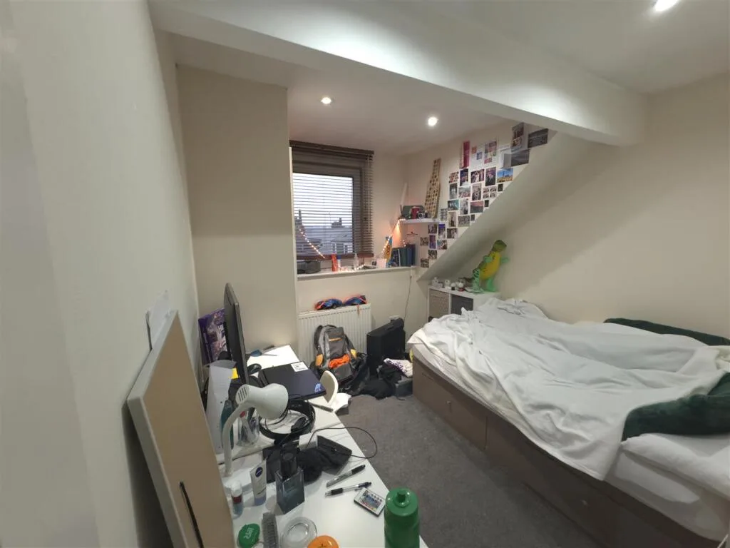 5 bedroom terraced house for rent