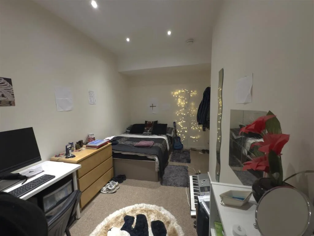 5 bedroom terraced house for rent
