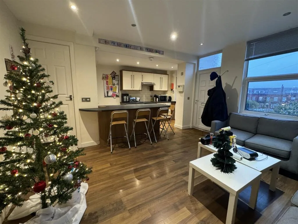 5 bedroom terraced house for rent