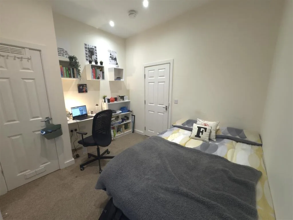 5 bedroom terraced house for rent