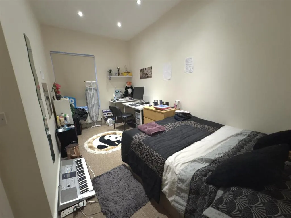 5 bedroom terraced house for rent