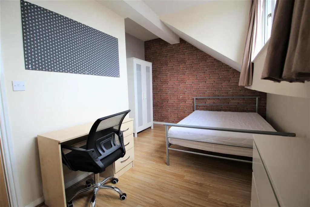 5 bedroom terraced house for rent