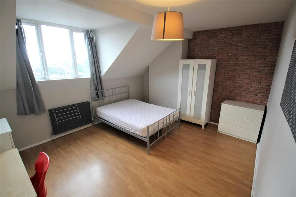 5 bedroom terraced house for rent