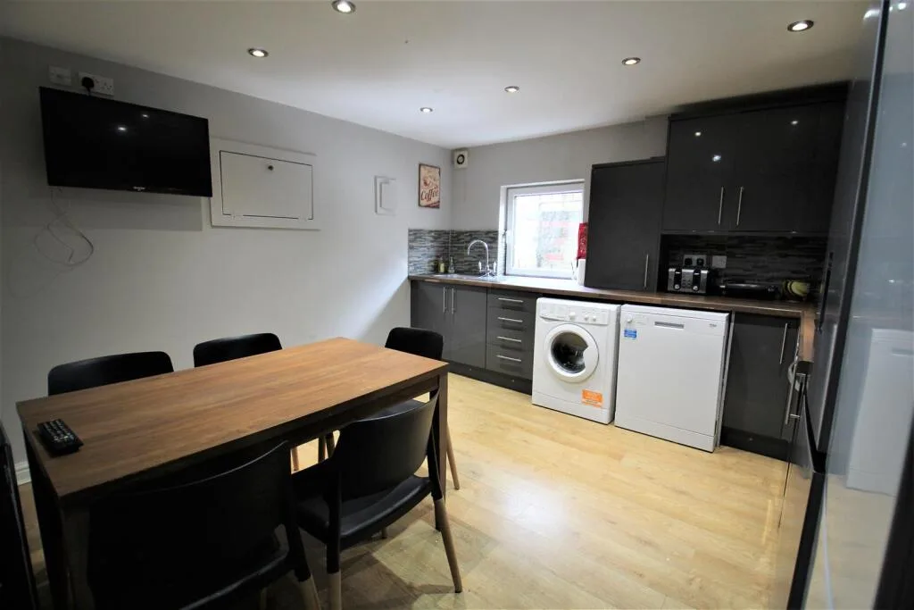 5 bedroom terraced house for rent