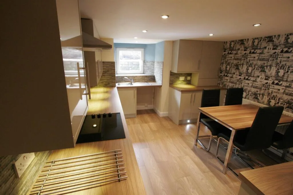 5 bedroom terraced house for rent